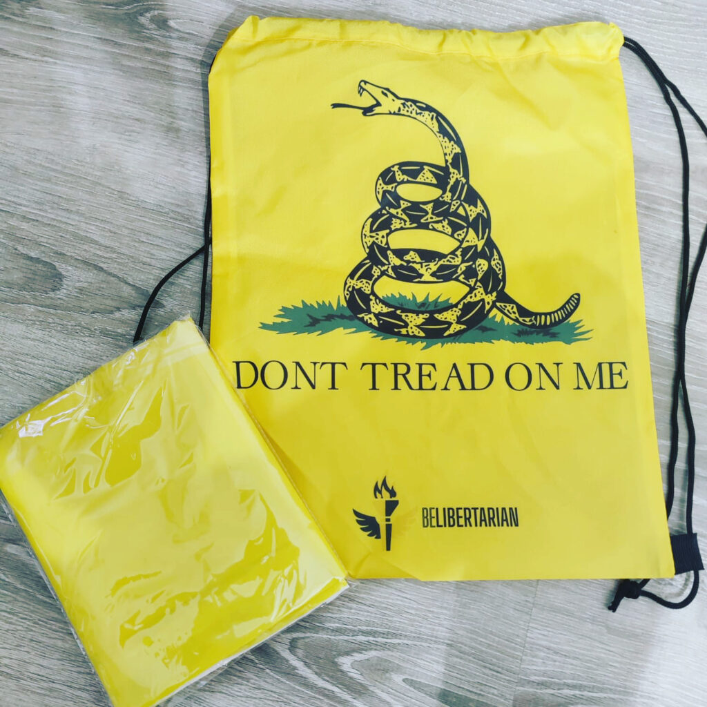 Pack Gadsden completo: bandera, mochila, lanyard y llavero