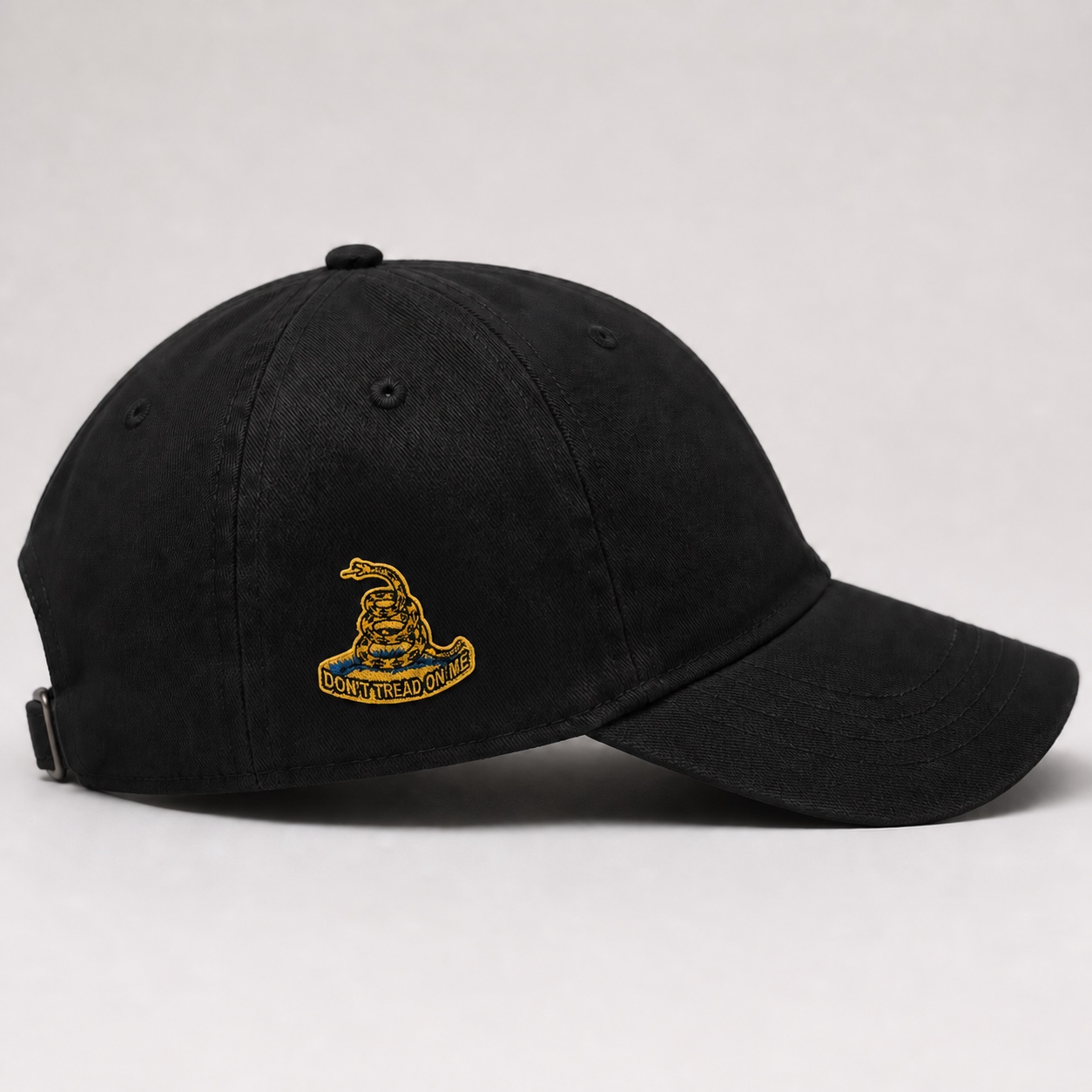 Parche Gadsden termoadhesivo aplicado en el lateral de una gorra
