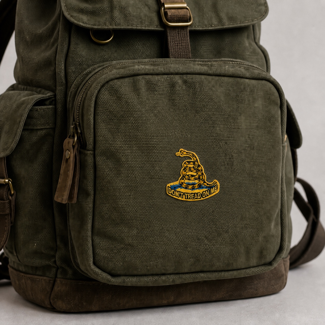 Parche Gadsden termoadhesivo aplicado en una mochila